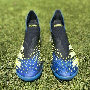 Laceless Adidas Predator Freak Turf